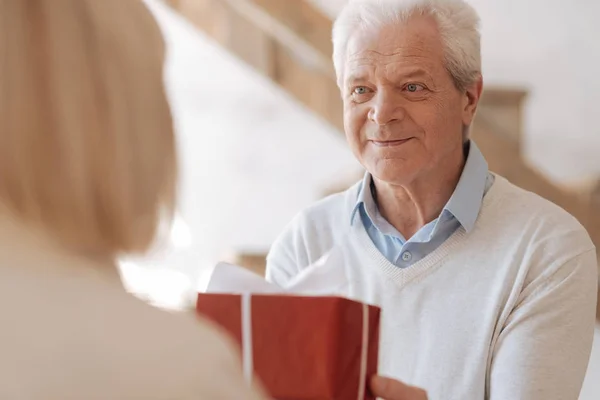 Encantado homem positivo dando um presente — Fotografia de Stock