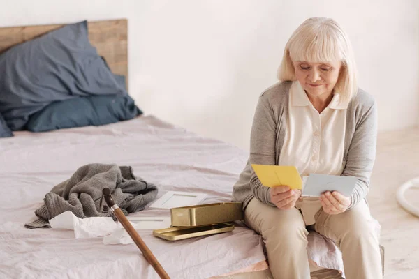 Trevlig äldre kvinna läsa bokstäver — Stockfoto