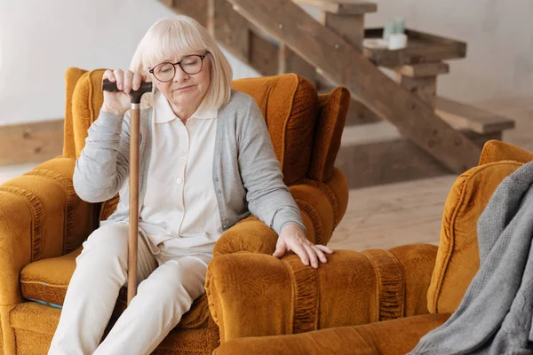 Smutné, náladová žena sedí v křesle — Stock fotografie