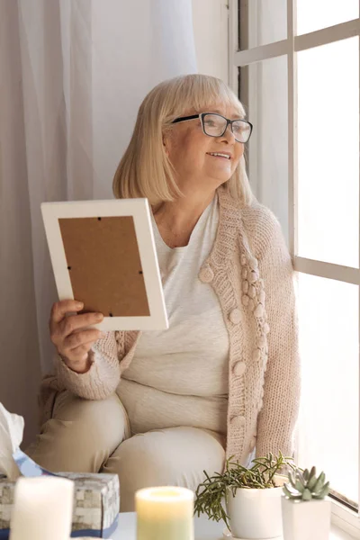 Feliz mulher alegre estar em um ótimo humor — Fotografia de Stock