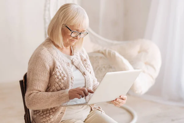 Trevlig bra söker kvinna använder en bärbar dator — Stockfoto