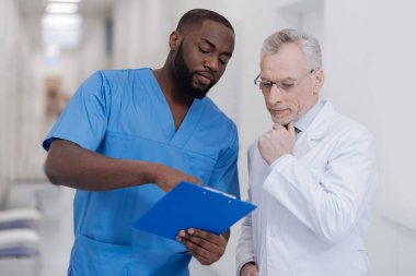 Yetenekli genç doktor çalışma yaşında meslektaşı ile fikir paylaşımı