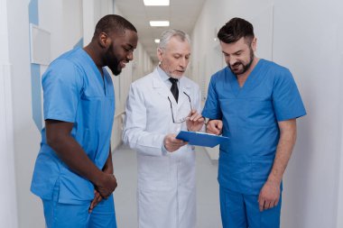 Klinikte genç doktor danışmanlık iyimser yaşlanma çocuk doktoru