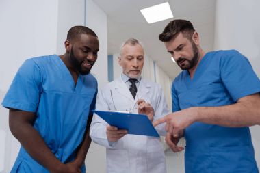 Akıllı Profesör danışmanlık doktorlar hastanede yaşlı