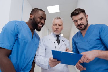 Klinikte arkadaşlarınızla konuşma zevk saygılı çocuk doktoru