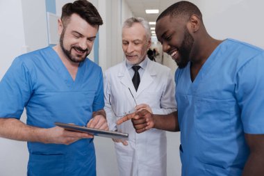 İş yerinde yeni becerikli alet test baktılar uygulayıcıları