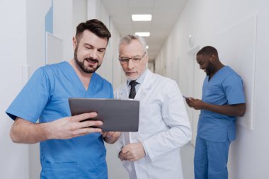 Meraklı doktor hastanede yeni aygıt kullanma