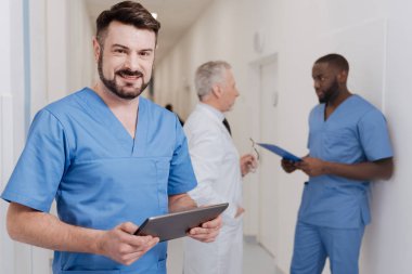 Çalışma saatleri klinikte zevk olgun çocuk doktoru gülümseyen