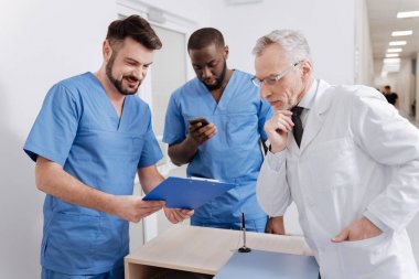 Düşünceli akıl hocası stajyer klinikte rapor kontrol