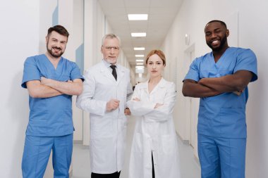 Neşeli doktorlar klinikte gülümseyen