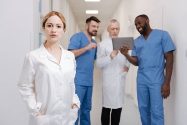 Genç kadın doktor hastanede ayakta