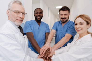 Ekip oluşturma hastanedeki pratik pozitif sağlık görevlilerinin