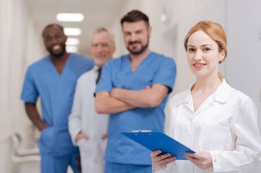 Büyüleyici kadın uygulayıcısı klinikte çalışmak