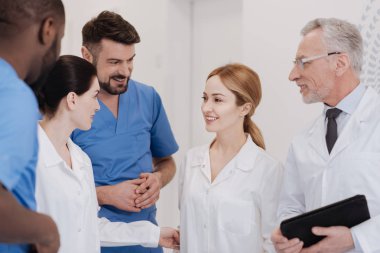 Klinikte dostu sağlık ekibi toplantı yeni iş arkadaşı