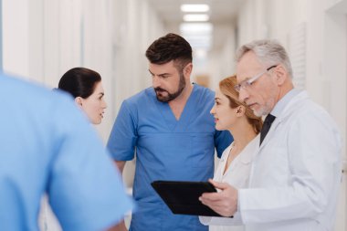 Klinik salonda konuşmayı canlı çocuk hekimleri