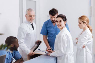 Neşeli çocuk kliniği Resepsiyon alanı de konuşma zevk