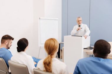 Deneyimli Profesör Tıp Üniversitesi'nde ders veren