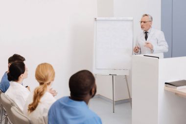 Yaşlı doktor tıbbi üniversitede ders iletken