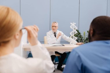 Huzurlu kıdemli doktor tıbbi üniversitede ders iletken