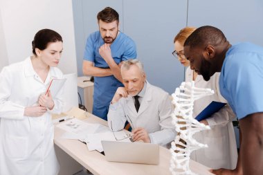 Tıbbi üniversitede okuyan yetenekli genç stajyer