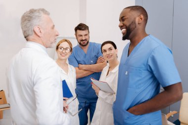 Neşeli stajyerler üniversitede tıp konferansına katılan