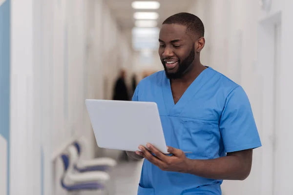 Vivace praticante afroamericano utilizzando gadget moderno in ospedale — Foto Stock