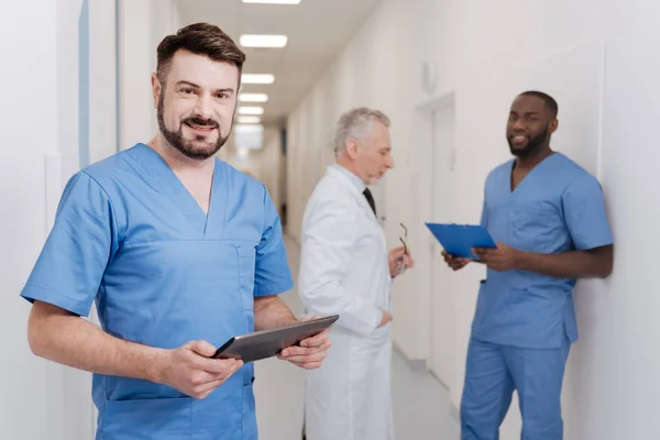 Stilig läkare använda surfplatta på sjukhuset — Stockfoto