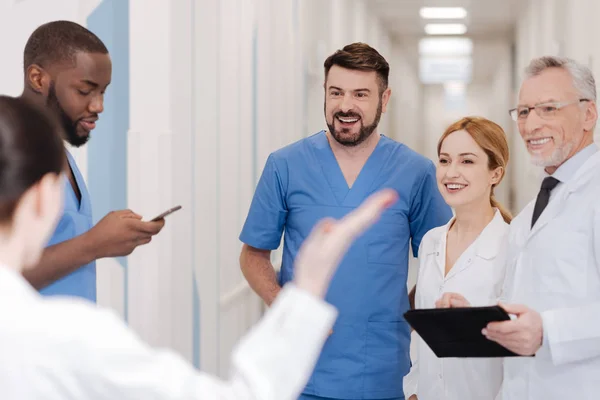 Profesionales alegres disfrutando de un descanso en la sala del hospital — Foto de Stock