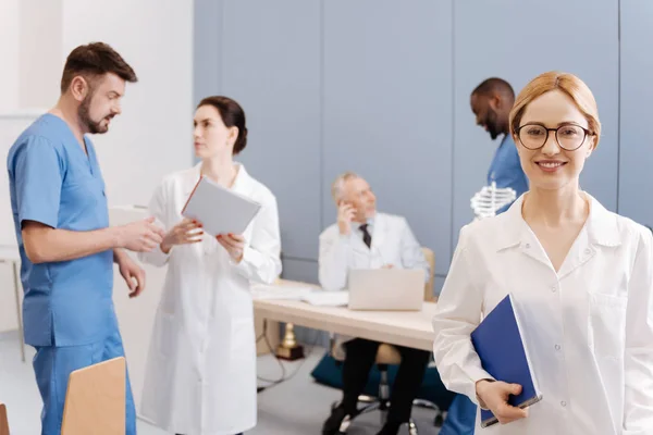 Junge Ärztin nimmt an medizinischer Konferenz bei der Arbeit teil — Stockfoto