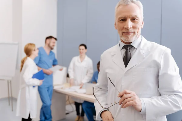Fröhlich betagte Ärztin führt medizinische Konferenz in der Klinik durch — Stockfoto