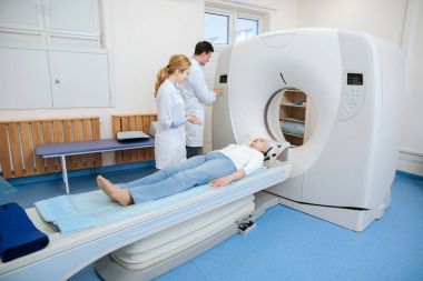 Ct tarayıcı kullanarak güzel profesyonel doktorlar