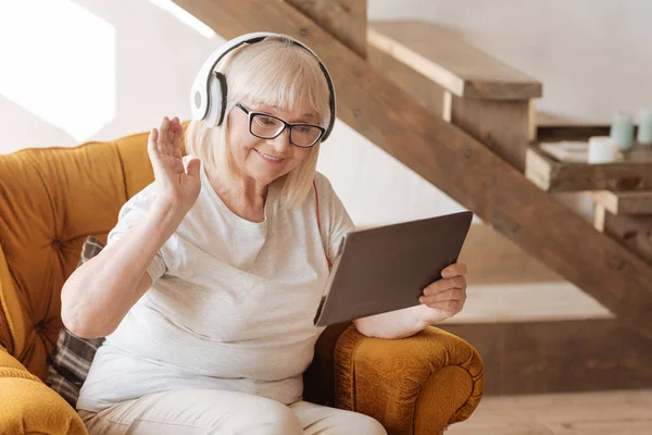 Pozytywne zachwycony Kobieta, słuchanie muzyki — Zdjęcie stockowe