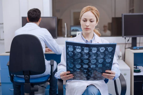 Niza médico femenino examinando imagen de rayos X — Foto de Stock