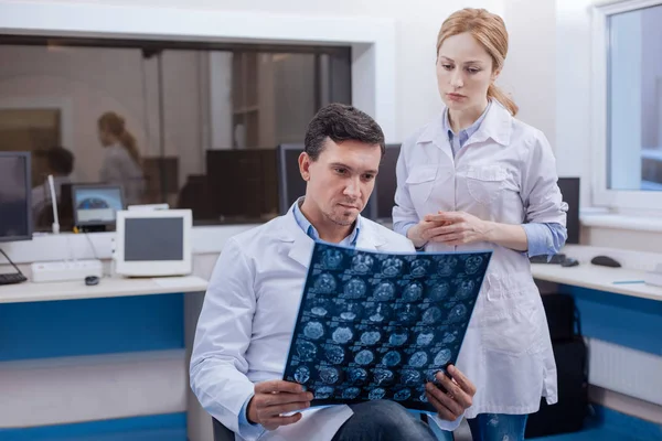 Stilig säker onkolog tänka på diagnosen — Stockfoto