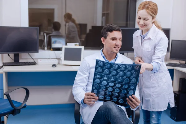 Potěšen lékařka ukazovala na fotografii X ray — Stock fotografie