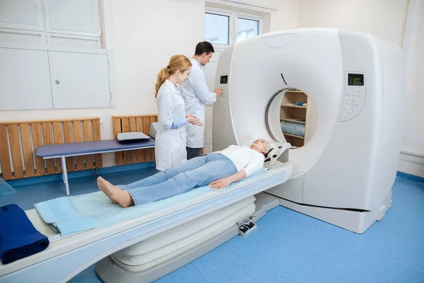 Хорошие профессиональные врачи с помощью компьютерного томографа — стоковое фото