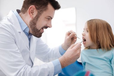 Ağzını açma onun hasta istiyor nazik Pediatrik diş hekimi