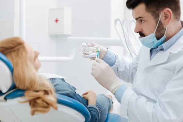 Skvělé péči zubaře vysvětluje specifika dentální hygieny — Stock fotografie