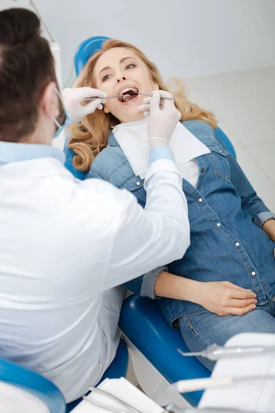 Молода чарівна леді проходить стоматологічний огляд — стокове фото