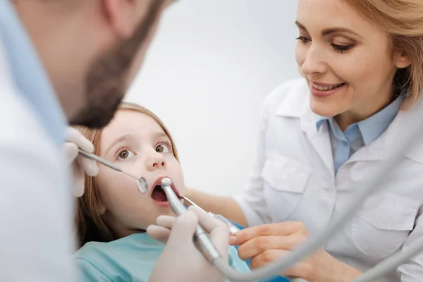Encantadores excelentes dentistas cuidando de su paciente — Foto de Stock