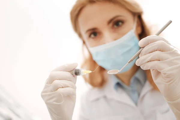 Dedicated hard working doctor anaesthetizing her patient — Stock Photo, Image