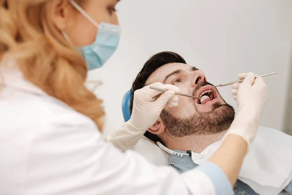 Stresovaní pán mít zuby kontrolovány — Stock fotografie