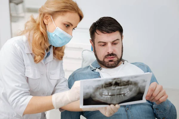 Verstandig briljante specialist onthullen een diagnose — Stockfoto