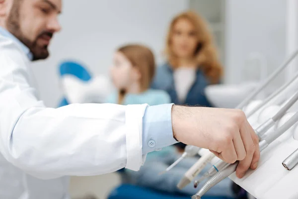 Dentista experiente que precisa de algumas ferramentas para check-up — Fotografia de Stock