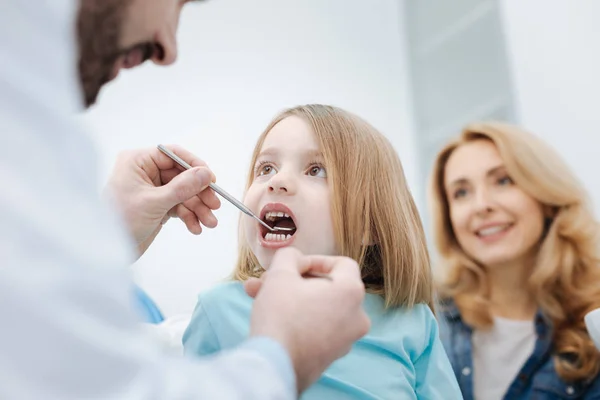 Врач напугать ребенка. Ребенок у стоматолога. Дети боятся врачей.