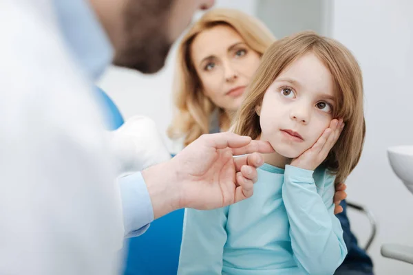 Pequena criança chateada dizendo ao médico sobre a dor — Fotografia de Stock