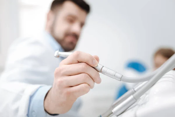 Beslutsamma ambitiösa specialist vilja använda en dental borr — Stockfoto