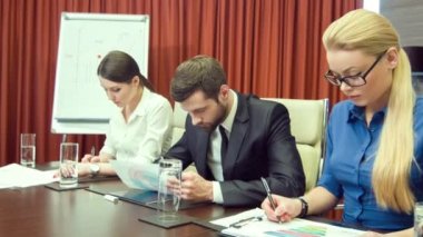 Onun meslektaşları ile oturan işkadını