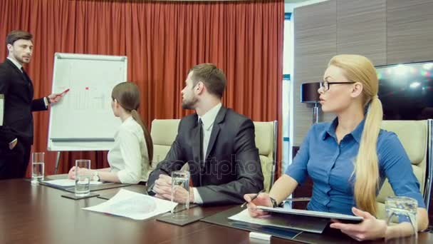 Бізнесмен представляє стратегію для своїх колег — стокове відео
