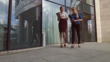 Office merkezine yakın yürüyüş olumlu iş kadınları